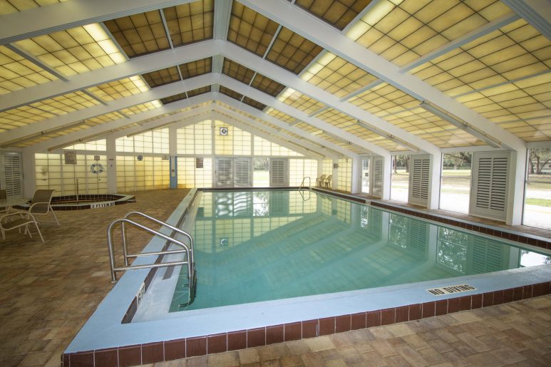 holiday_rv_indoor_pool